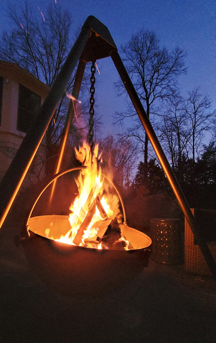 Outdoor hanging fire pit